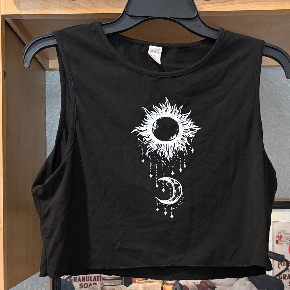 ROMWE Black Crop Top with Sun and Moon Graphic